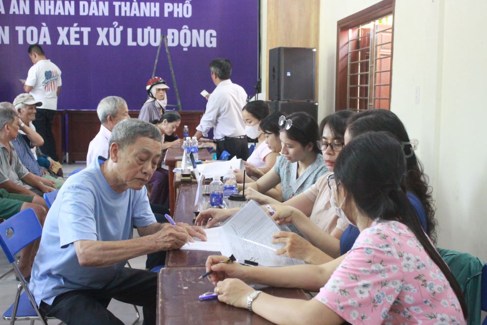 Nhieu nguoi dan lon tuoi den tu som de nhan tien tro cap tai Nghia trung Phuoc Ninh. Anh: Tran Thi