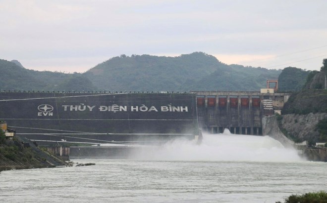 1 cửa xả đáy hồ thủy điện Hoà Bình, 2 cửa xả mặt hồ Thác Bà được lệnh đóng ngay chiều nay