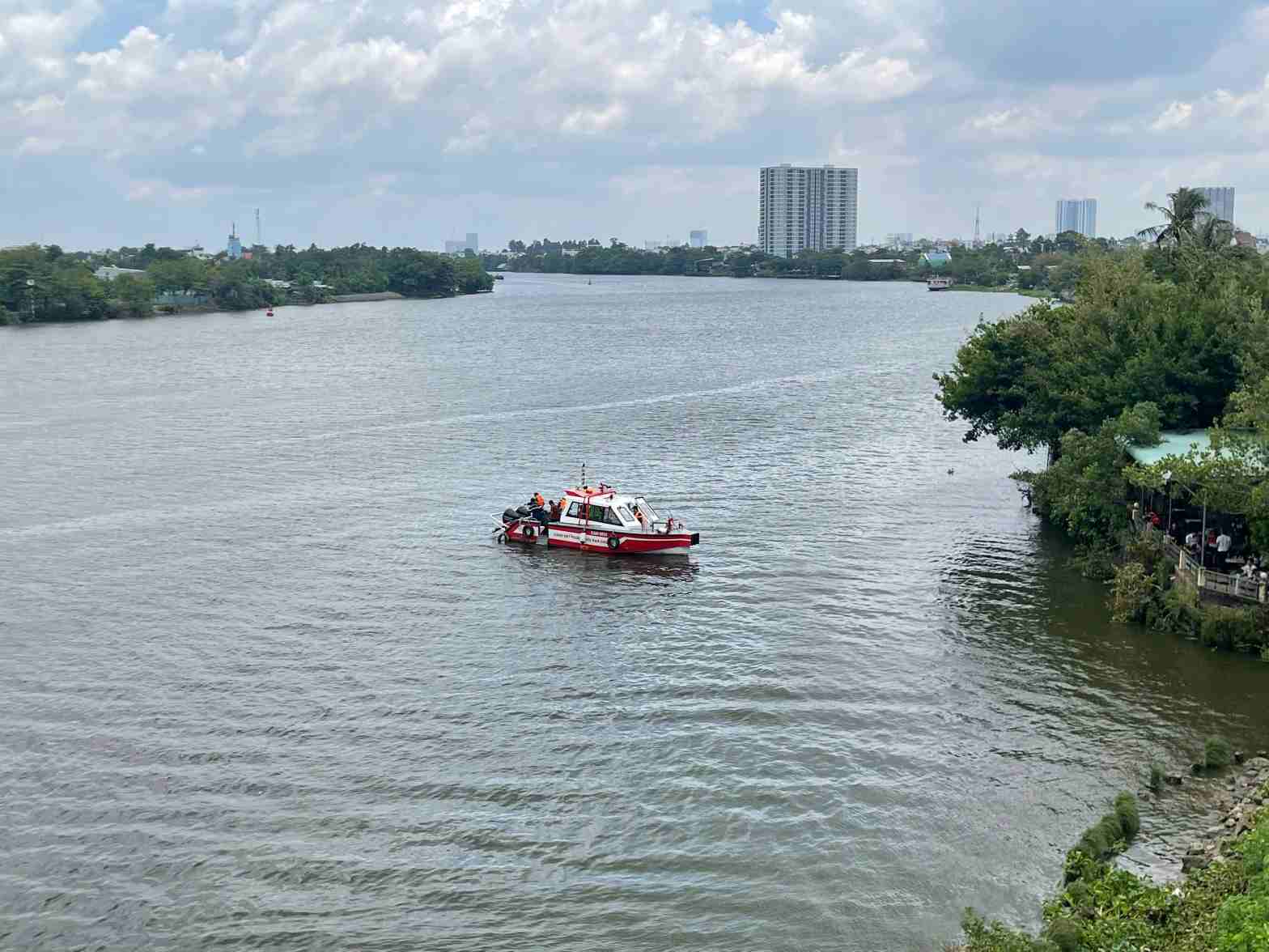 Tìm cô gái nghi nhảy cầu Phú Long, phát hiện 2 thi thể nam giới. Ảnh: Đình Trọng