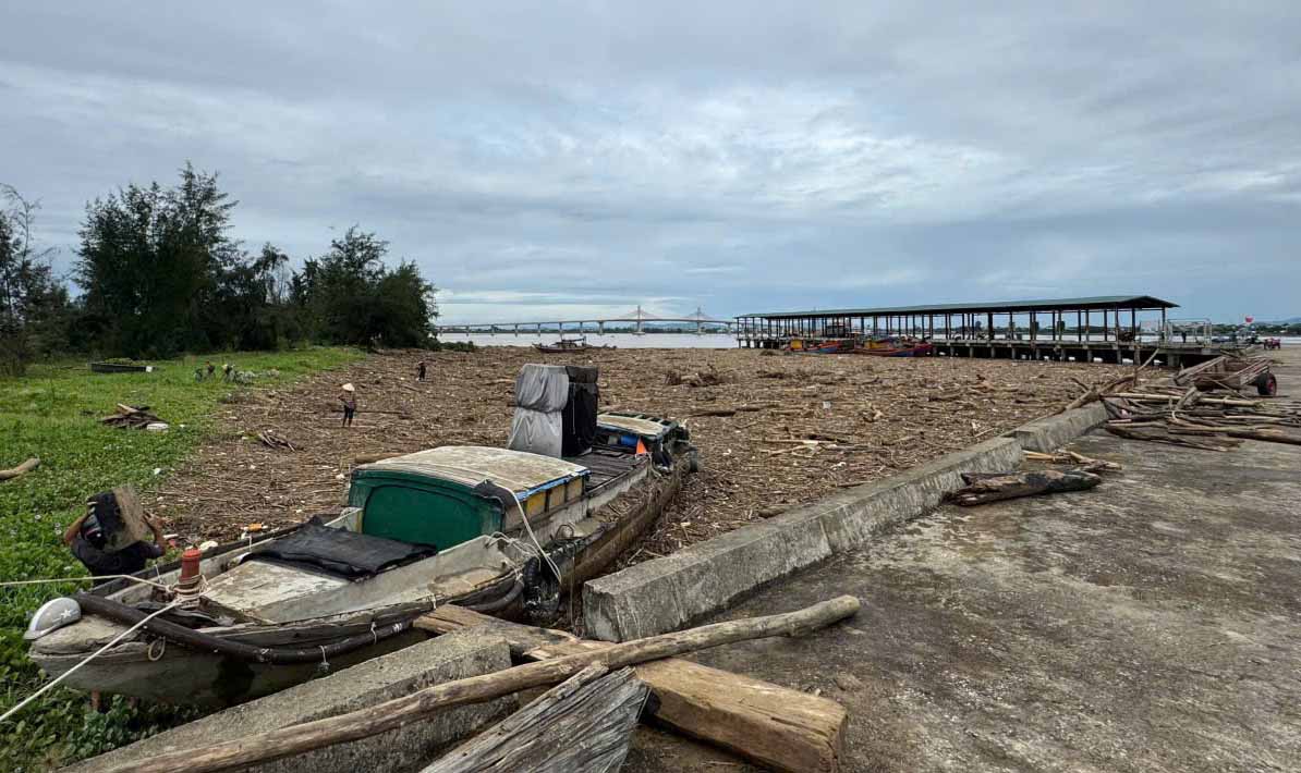 Xuan Hoi漁港で泥が包囲。写真:Tran Tuan.