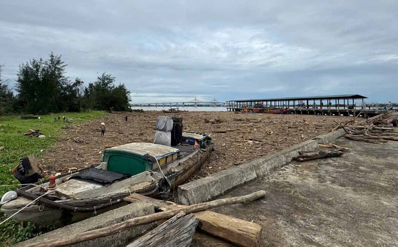 Garbage surrounded Xuan Hoi fishing port. Photo: Tran Tuan.