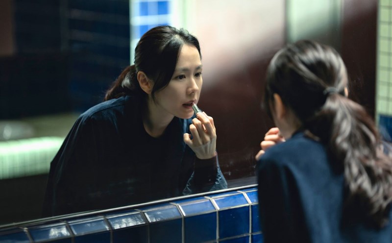 Son Ye Jin plays a strong, active wife in "No Other Choice". Photo: Producer