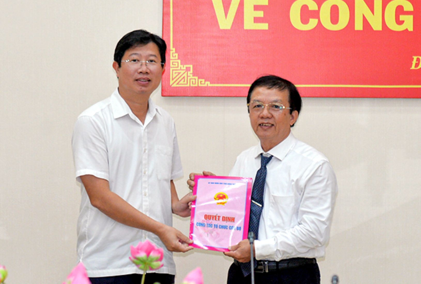 Ong Huynh Thanh Hung (phai anh)- pho Giam doc So Giao duc va Dao tao tinh Dong Thap nhan quyet dinh nghi huu huong che do tu 1.8.2025. Anh: Bao Dong Thap