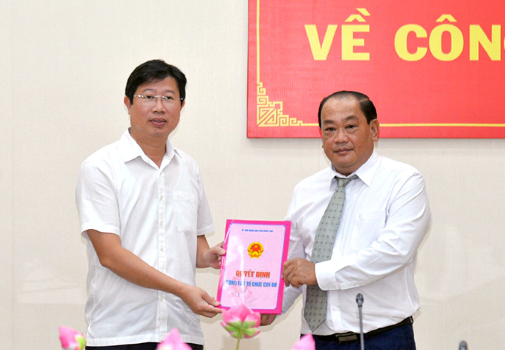 Pho Chu tich UBND tinh Dong Thap Huynh Minh Tuan (trai anh) trao Quyet dinh nhan nhiem moi cho ong Nguyen Si Hung- Tong Bien tap Bao Ap Bac va Dai Phat thanh, truyen hinh Tien Giang. Anh: Bao Dong Thap