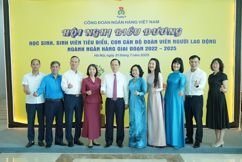 베트남 노동총연맹 상임 부회장 타이 투 쓰엉(다섯 번째 브라 오른쪽에서 건너옴)과 국립은행 상임 부총재 베트남 은행 노동조합 위원장 다오 민 투(여섯 번째 브라 오른쪽에서 건너옴)가 우수 학생 표창식에서 기쁨을 나누는 행사에 참석했습니다. 사진: 푸 사원