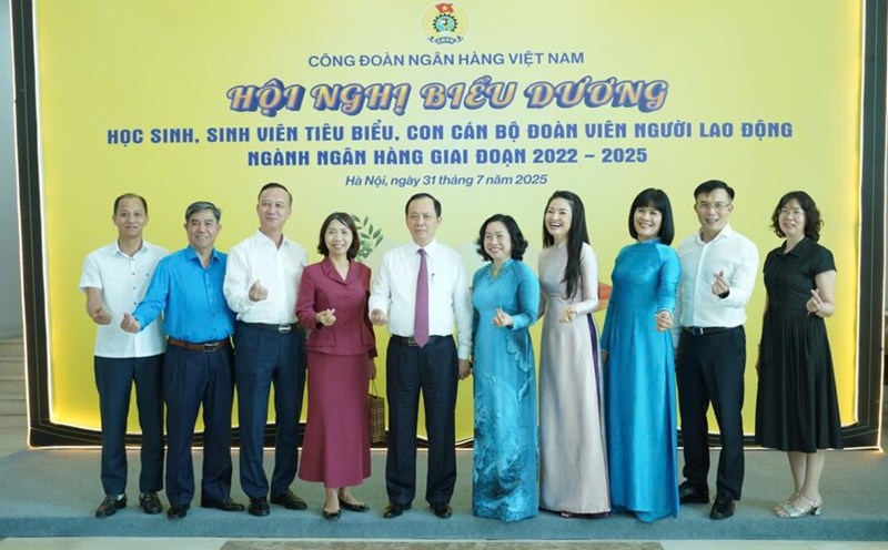 Permanent Vice President of the Vietnam General Confederation of Labor Thai Thu Xuong (5th, from right) and Permanent Deputy Governor of the State Bank, Chairman of the Vietnam Bank Trade Union Dao Minh Tu (6th, from right) attended and shared the joy at the Ceremony to honor outstanding students. Photo: Phu Temple