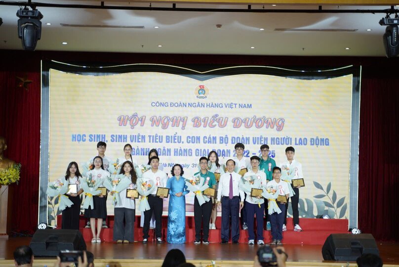 Pho Chu tich Thuong truc Tong LDLDVN Thai Thu Xuong va Pho Thong doc Thuong truc Ngan hang Nha nuoc, Chu tich Cong doan Ngan hang Viet Nam trao thuong tai le bieu duong. Anh: Den Phu