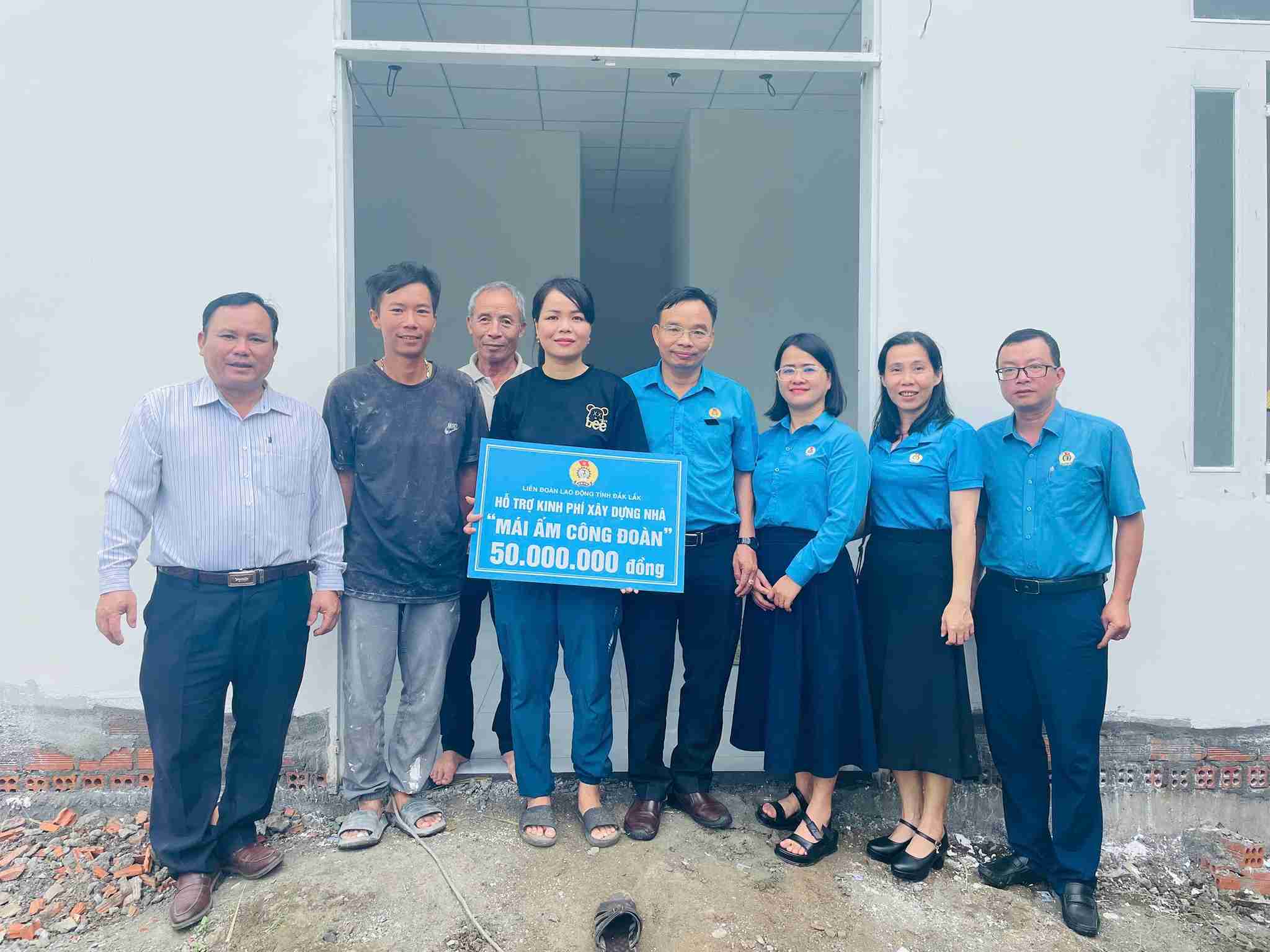 닥락성 노동총연맹 지도부가 어려운 환경에 처한 교사들에게 달라다 노동조합의 따뜻한 보금자리 건설 자금을 전달하고 있습니다. 사진: 닥락 노동조합