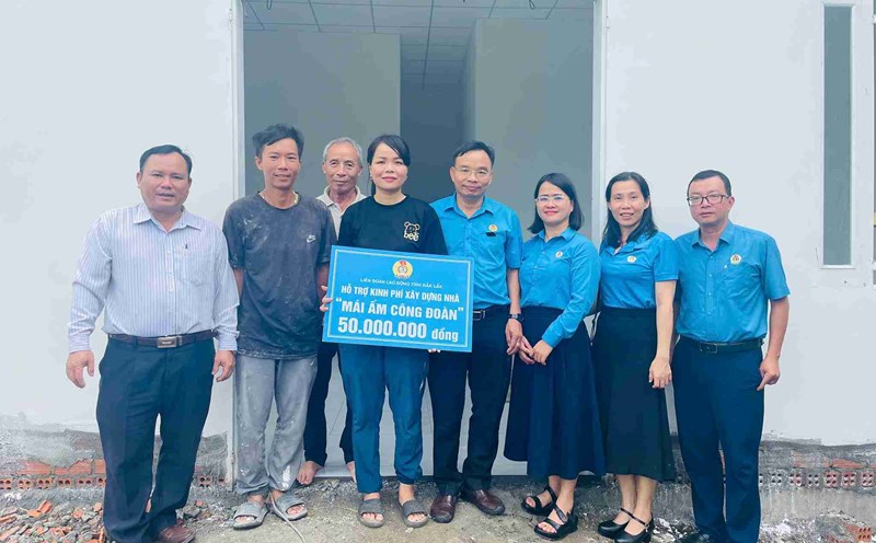Leaders of the Dak Lak Provincial Federation of Labor presented funds to build "Union Shelter" for teachers in difficult circumstances. Photo: Dak Lak Labor Union