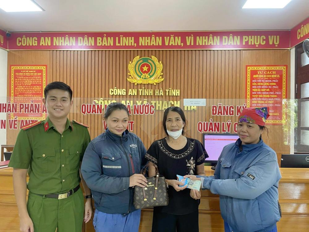 2 trabajadoras devuelven los bienes recogidos a la Sra. Hue (en el medio). Foto: Policia de Ha Tinh.