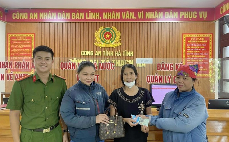 The two female workers returned the property they had picked up to Ms. Hue (in the middle). Photo: Ha Tinh Police.
