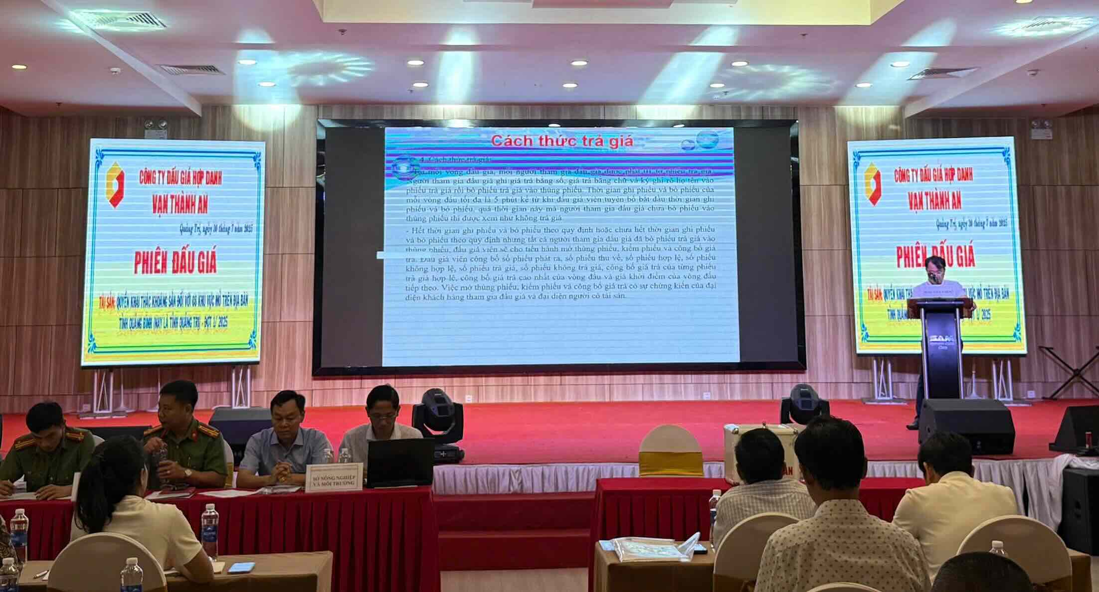 꽝찌 광물 경매. 사진: 하이쑤언