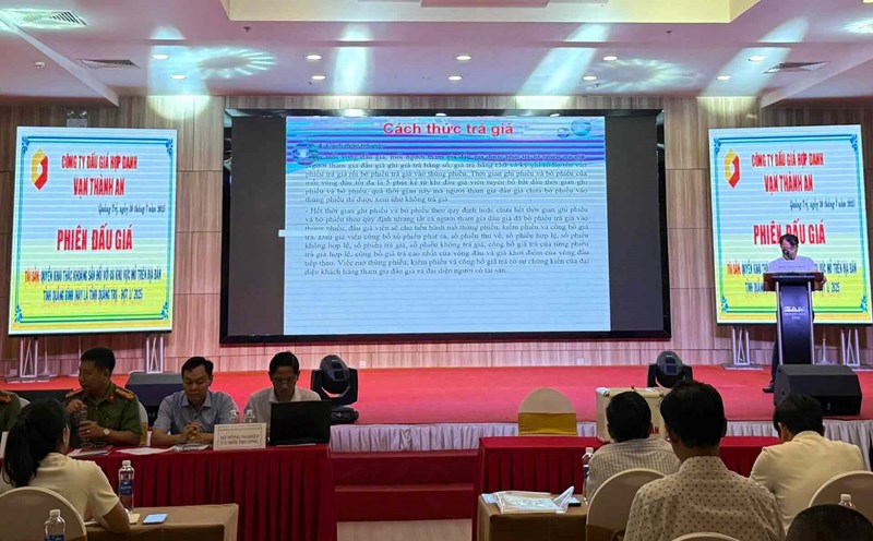 Mineral auction in Quang Tri. Photo: Hai Xuan