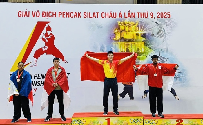 Vo si Nguyen Duy Tuyen thay hanh phuc khi duoc khan gia co vu nhiet thanh. Anh: Van Hung