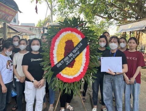 Star 패션 유한 회사가 회사 노동자인 Nguyen Thi Hiep 씨 가족에게 조의를 표합니다. 사진: Thu Thuy