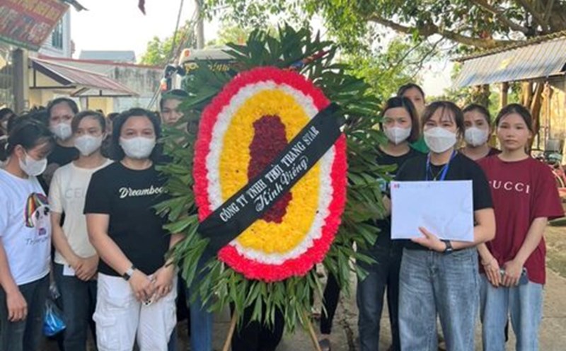 Star Fashion Company Limited paid their condolences to the family of Ms. Nguyen Thi Hiep - a worker at the Company. Photo: Thu Thuy
