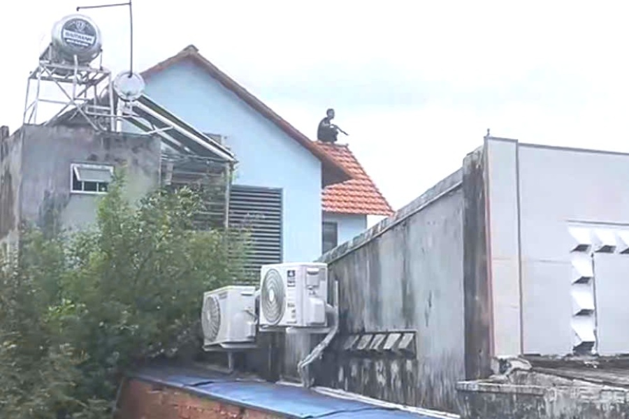 麻薬を使用し、7月29日正午に屋根に登った容疑者の画像。写真:住民提供