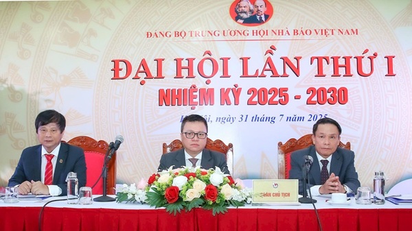 Doan Chu tich Chu tri Dai hoi. Anh: Ha Van