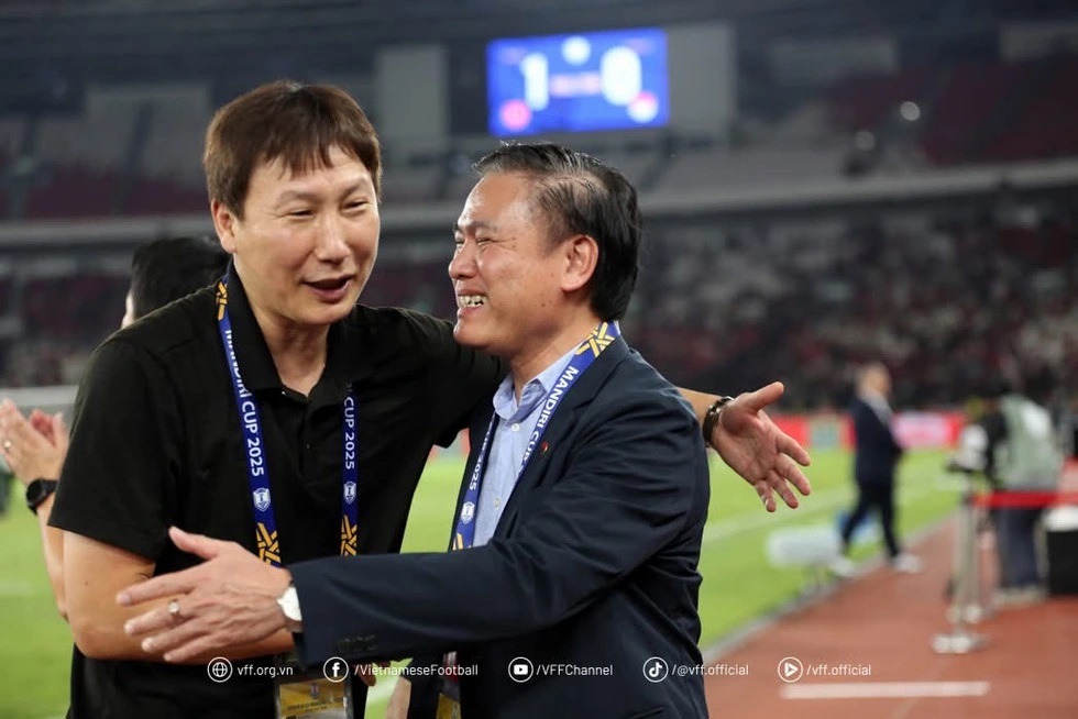 쩐안뚜 VFF 부회장 겸 U23 베트남 대표팀 단장이 문화체육관광부 장관 표창장을 받고 있습니다. 사진: VFF