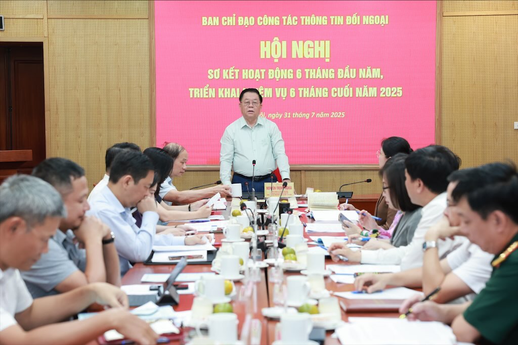 Member of the Politburo, Secretary of the Party Central Committee, Head of the Central Propaganda and Mass Mobilization Commission Nguyen Trong Nghia - Head of the Steering Committee for Foreign Information Work - spoke at the Conference. Photo: Hai Nguyen