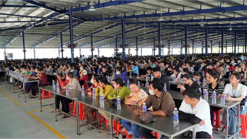 Sportline Apparel Vietnam 유한 책임 회사에서 502명의 조합원 가입식. 사진: Nguyen Anh