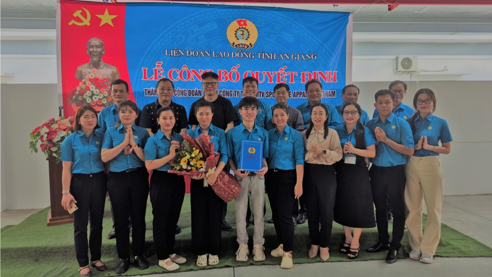 Ban Chap hanh CDCS Cong ty ra mat va chup anh luu niem cung dai bieu tham du. Anh: Nguyen Anh