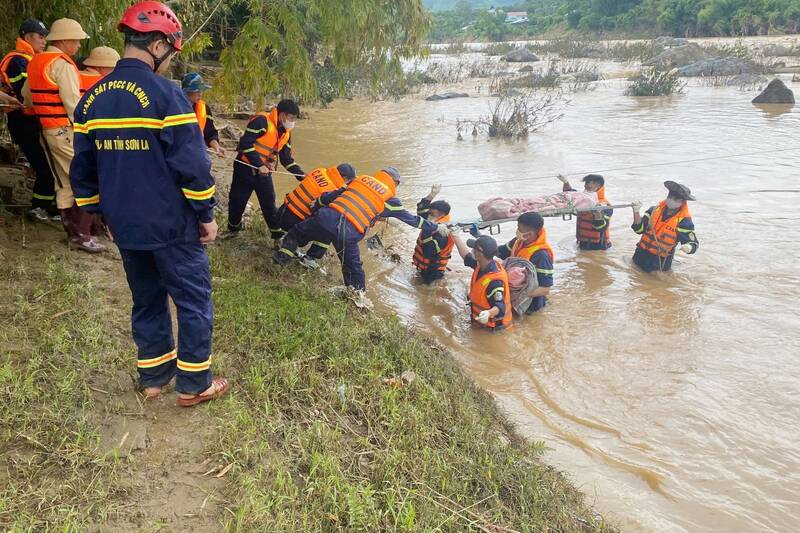 Phong Canh sat PCCC va CNCH cong an tinh truc vot thi the nan nhan. Anh: Nhat Minh