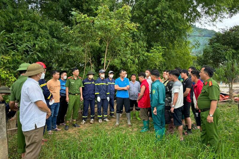 Gia dinh nan nhan nhan dang va lam thu tuc xin ve lo hau su theo phong tuc dia phuong. Anh: Truong Son