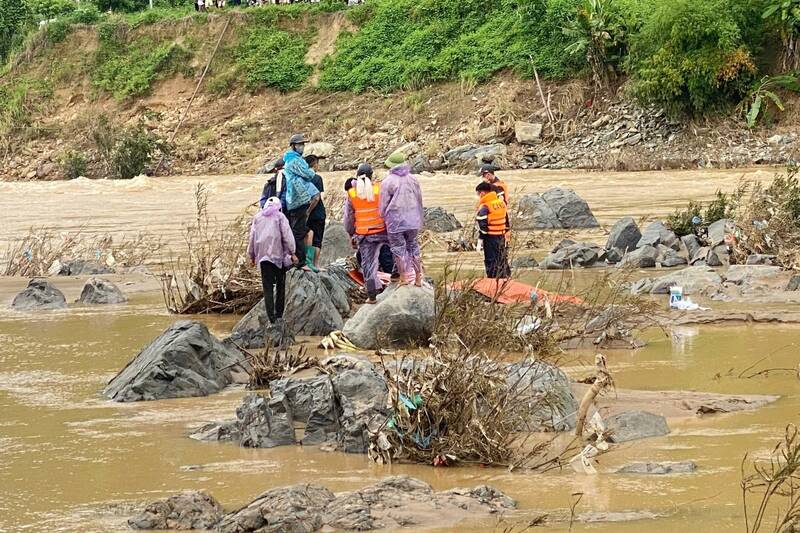 Noi phat hien thi the la bai boi ven bo song Ma, xa Muong Hung, tinh Son La. Anh: Nhat Minh