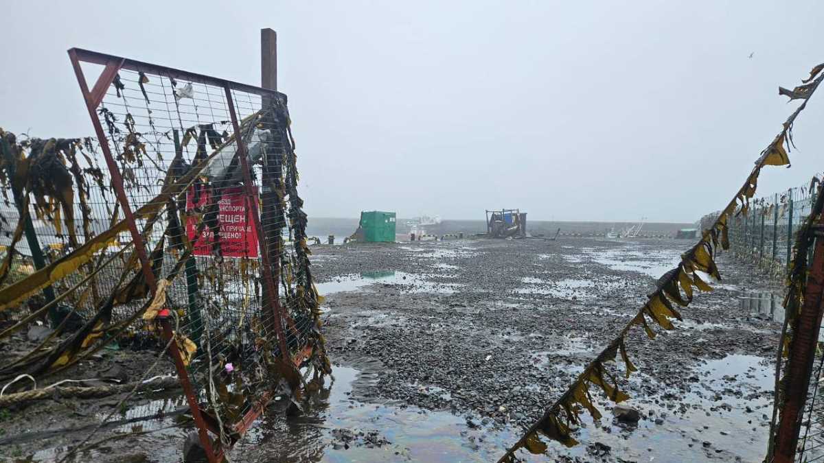 Thiet hai tai mot cang o Severo-Kurilsk, Nga sau vu dong dat, song than ngay 30.7.2025. Anh: TASS
