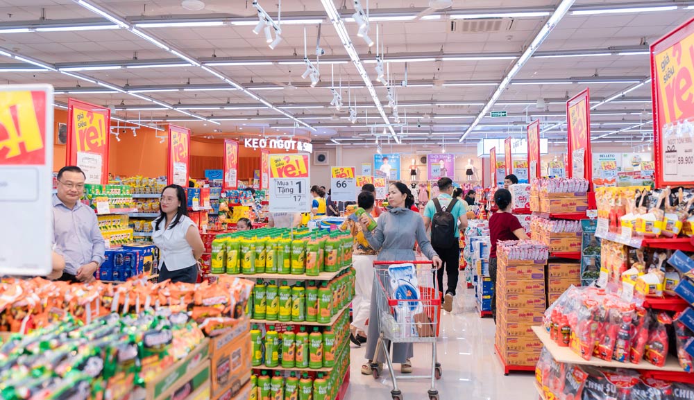 Nguoi tieu dung quan tam nhieu toi cac uu dai danh cho hang hoa thiet yeu. Anh: Hong Van