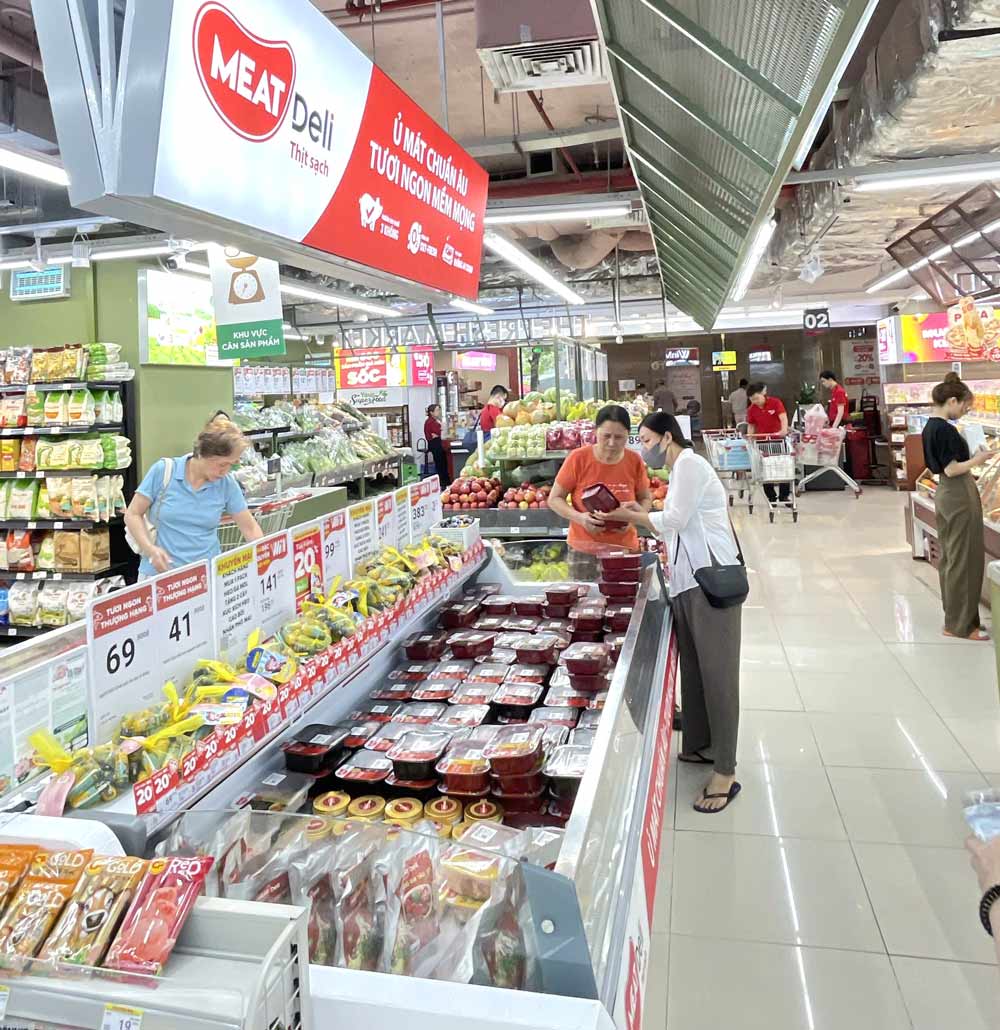 Nguoi tieu dung chon thit u mat MEATDeli tai sieu thi. Anh: Hong Van