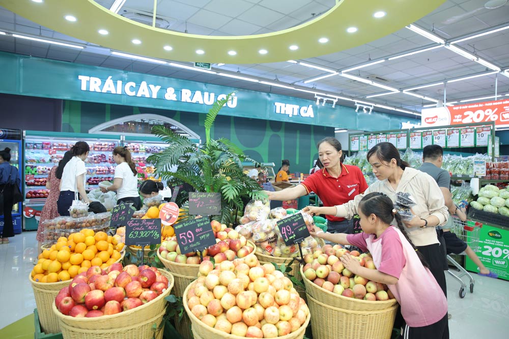 Khach hang trai nghiem khong gian mua sam nong san tuoi mat tai WinMart. Anh: Hong Van