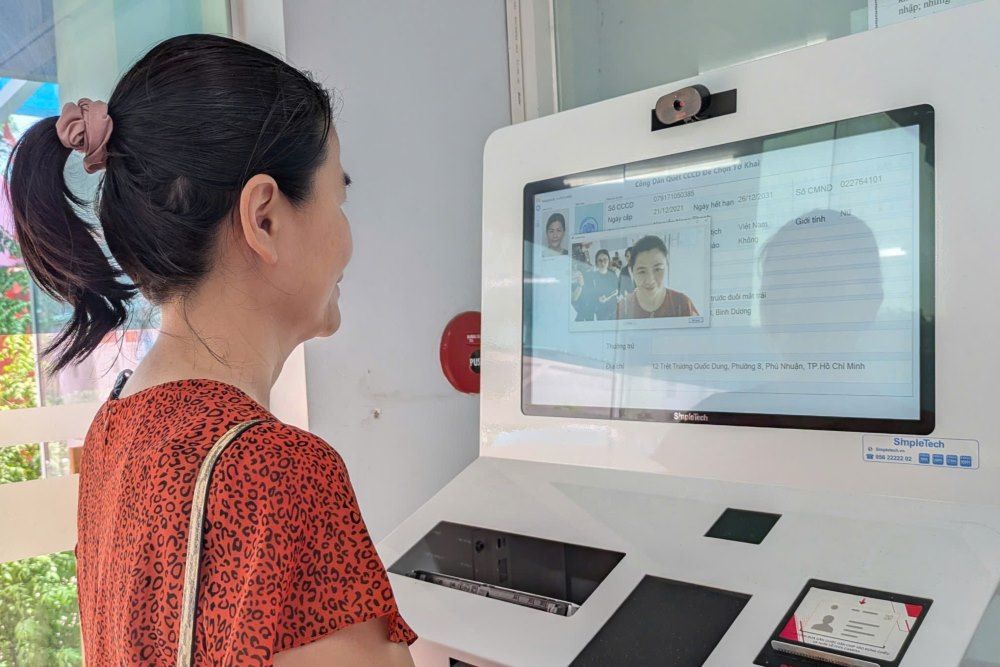 Les habitants effectuent des procedures administratives pratiques dans le nouveau quartier de Ho Chi Minh-Ville grace a des machines automatiques d'impression de formulaires.