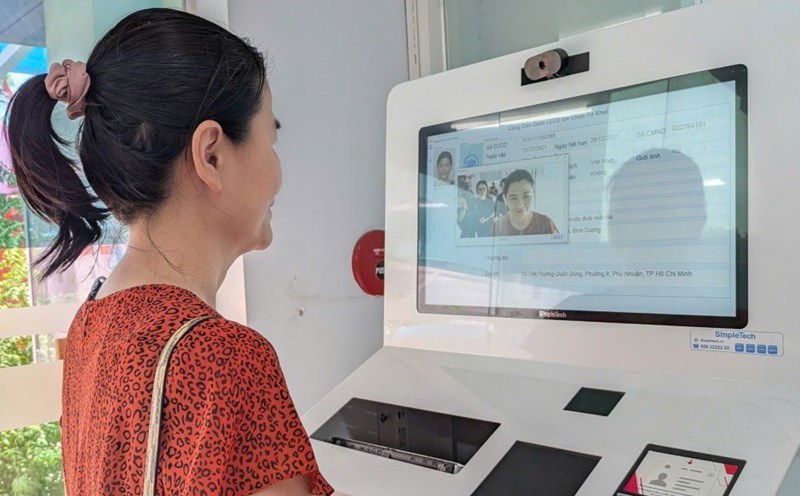 People can do convenient administrative procedures in the new ward of Ho Chi Minh City thanks to automatic form printing machines.