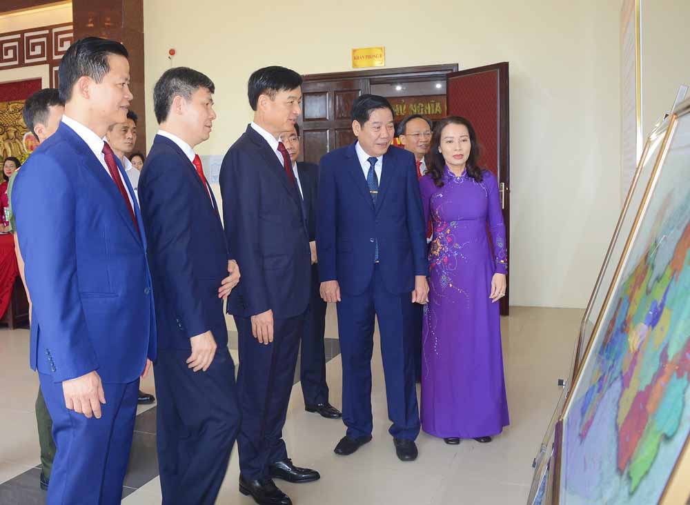 Chairman of the Central Inspection Committee Nguyen Duy Ngoc and leaders of Bac Ninh province visited the planning map exhibition of Que Vo ward at the Congress. Photo: Bao Anh