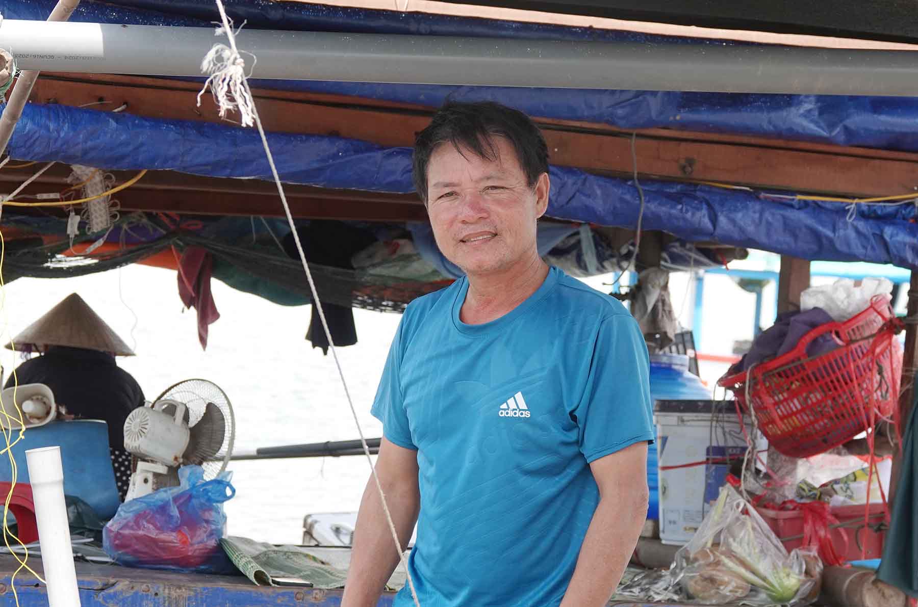 Fisherman Nguyen Van Thuong said that there was a lot of garbage at sea after the flood that affected fishing activities. Photo: Tran Tuan.