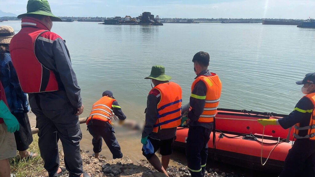 数時間の捜索の後、当局は被害者の遺体を岸に運び上げました。写真:Phu Tho警察