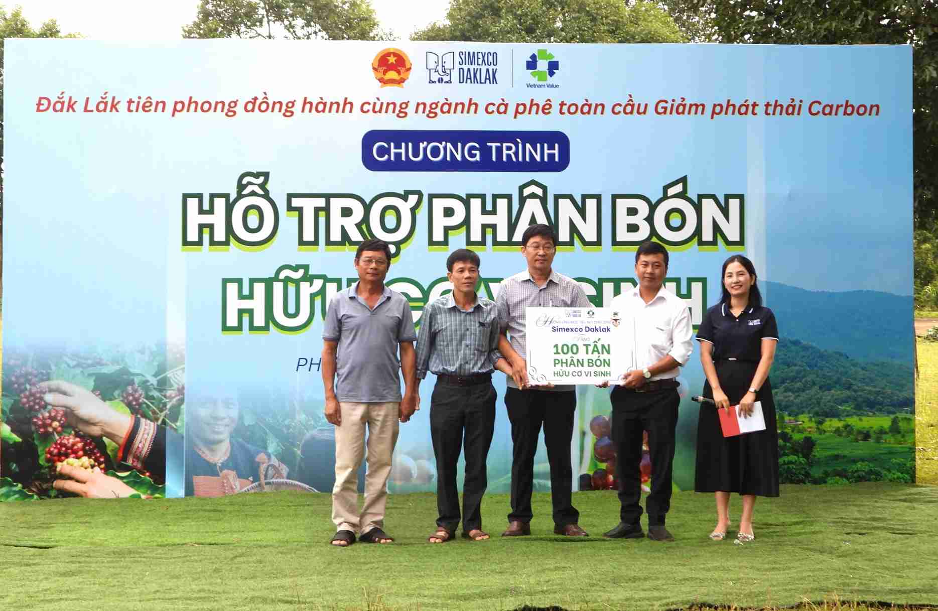 100 tan phan bon duoc cac nha tai tro trao cho nguoi nong dan. Anh: Bao Trung