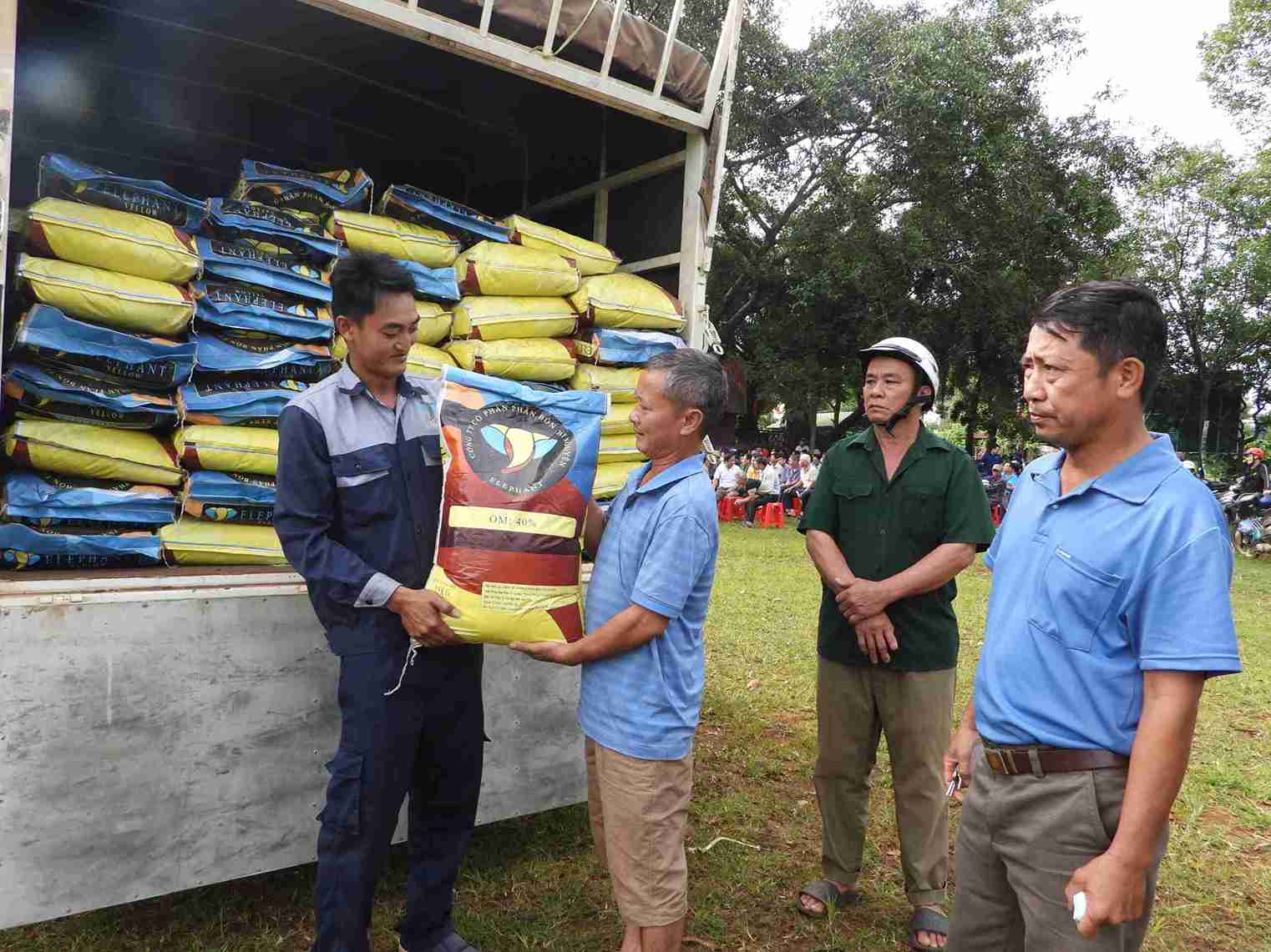 Farmers are given free microbiotic fertilizers. Photo: Bao Trung