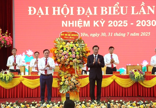 Bi thu Tinh uy Nguyen Huu Nghia tang hoa chuc mung Dai hoi. Anh: Cong TTDT tinh Hung Yen