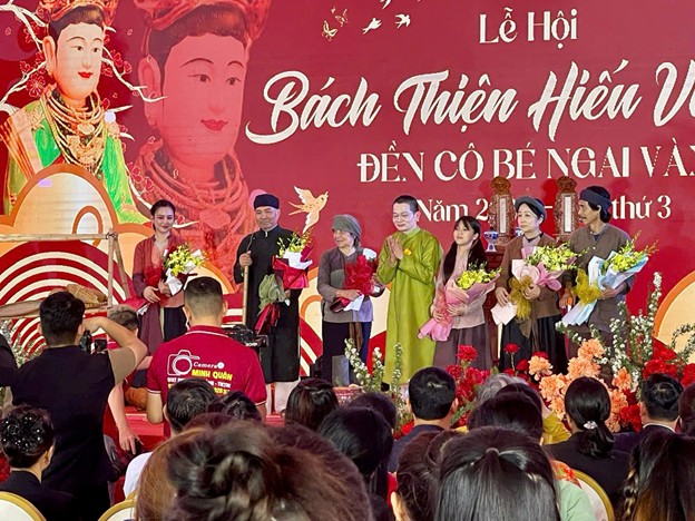 Thay Huyen Tich lam moi viec deu lay phuong cham “Bach thien hieu vi tien” (Tram viec thien, viec “hieu” dung dau). Anh: Chuong trinh “Bach thien hieu vi tien” cung cap