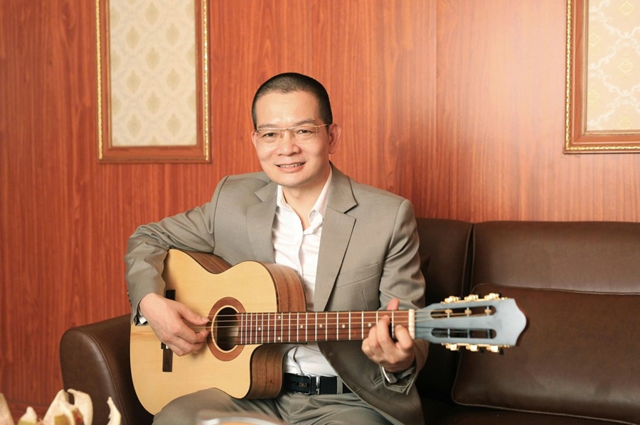 Thay Huyen Tich, nguoi thu nhang den “Co be Ngai Vang”, da tu the hien ca khuc cua minh that su ngot ngao. Anh: NVCC