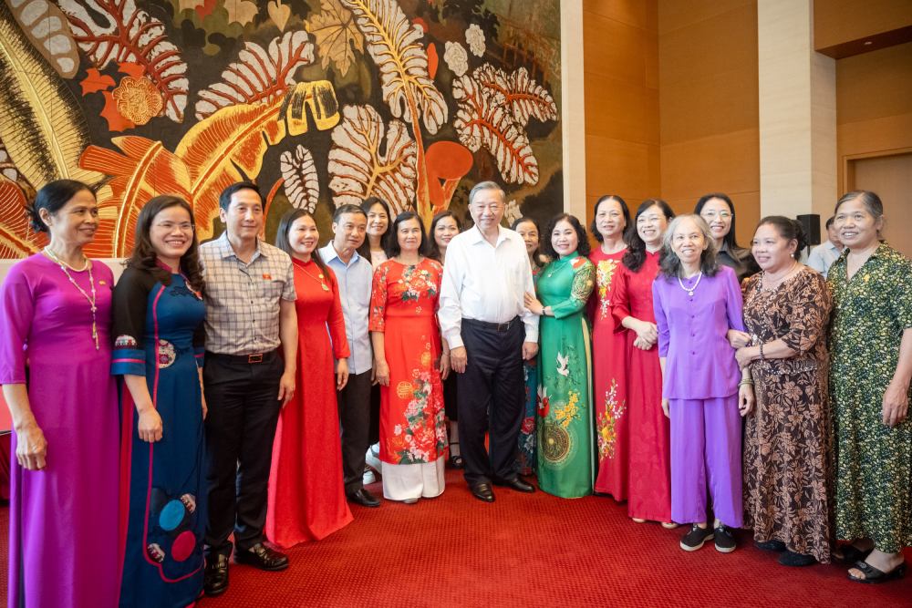 General Secretary To Lam took a souvenir photo with National Assembly deputies of Hung Yen province through the ages. Photo: Pham Thang