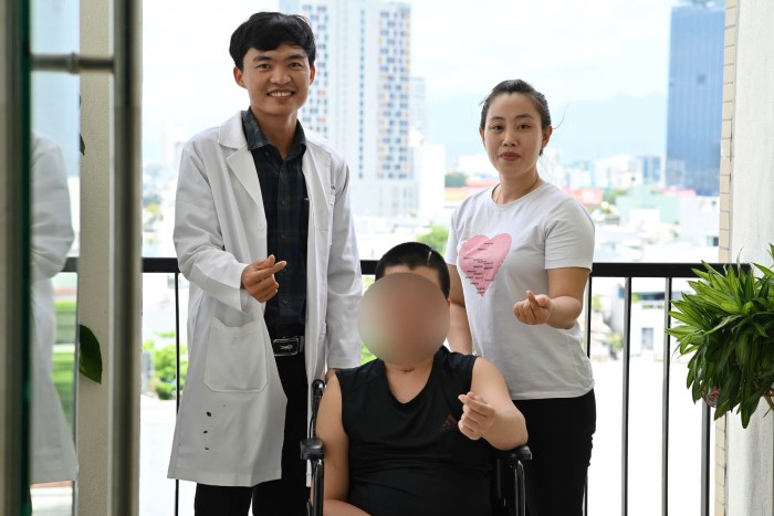 Thac si - bac si Luu Binh Duong cung benh nhan va nguoi than tai khoa dieu tri sau khi phau thuat tao hinh khuyet hong so nao thanh cong. Anh: Song Han