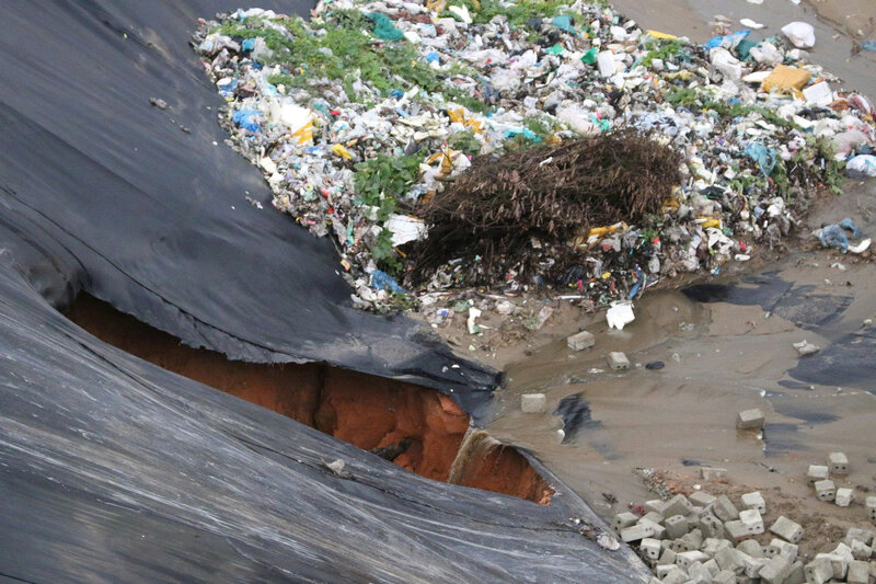 Ubicacion de la rotura en la orilla del contenedor de basura en el pozo de almacenamiento de residuos en la Zona de Tratamiento de Residuos de Ngoc Hoi provincia de Quang Ngai. Foto: Ngoc Chi