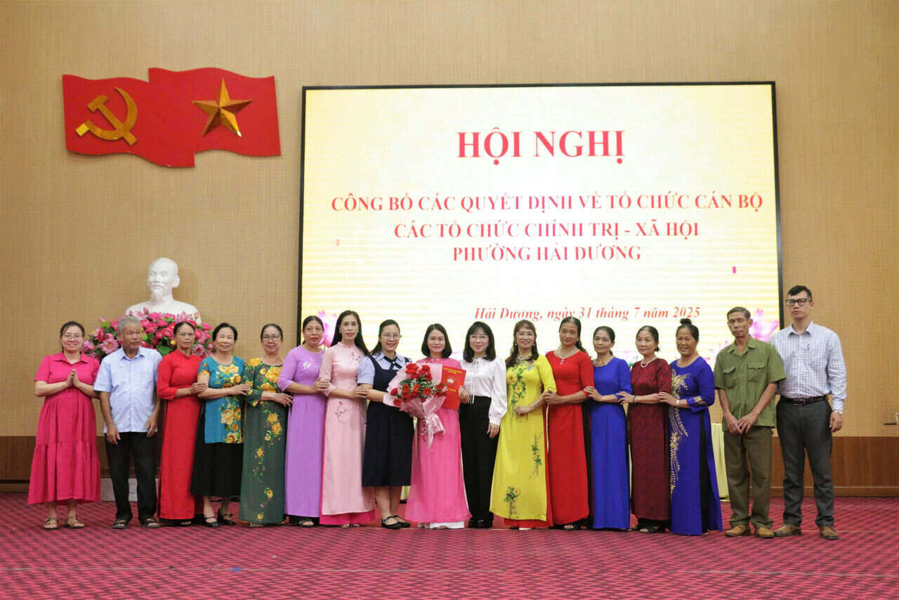 Lanzamiento del nuevo Comite Ejecutivo de las asociaciones y organizaciones del barrio de Hai Duong. Foto: Quoc Tung