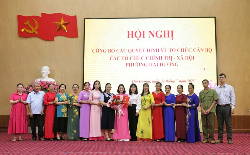 Launching the Executive Committee of Hai Duong Ward Associations and Unions for the new term. Photo: Quoc Tung