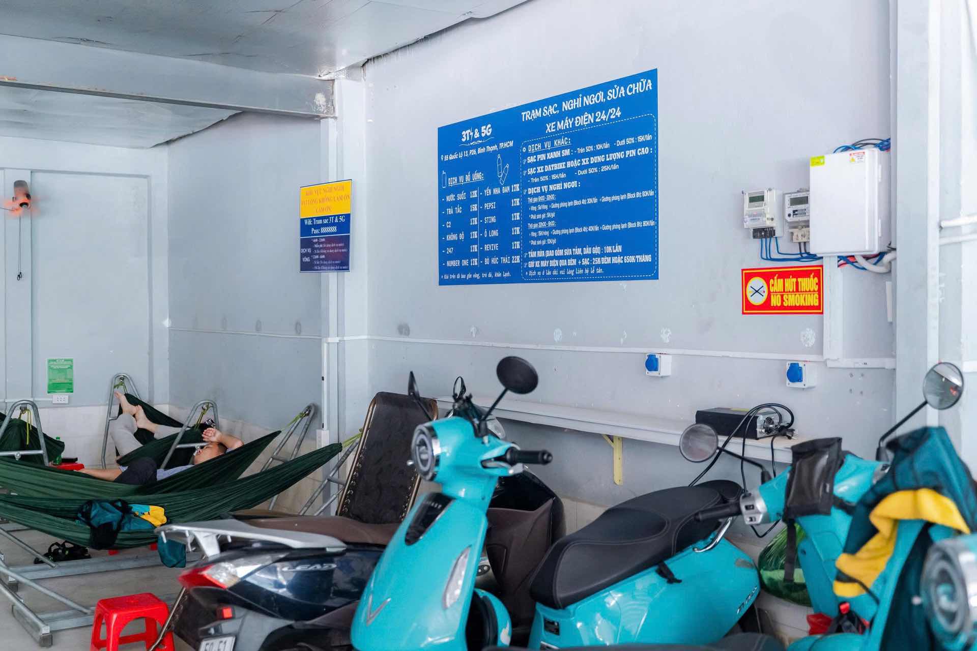 Cac tai xe tranh thu nghi ngoi trong khi sac xe. Anh: Ly Linh