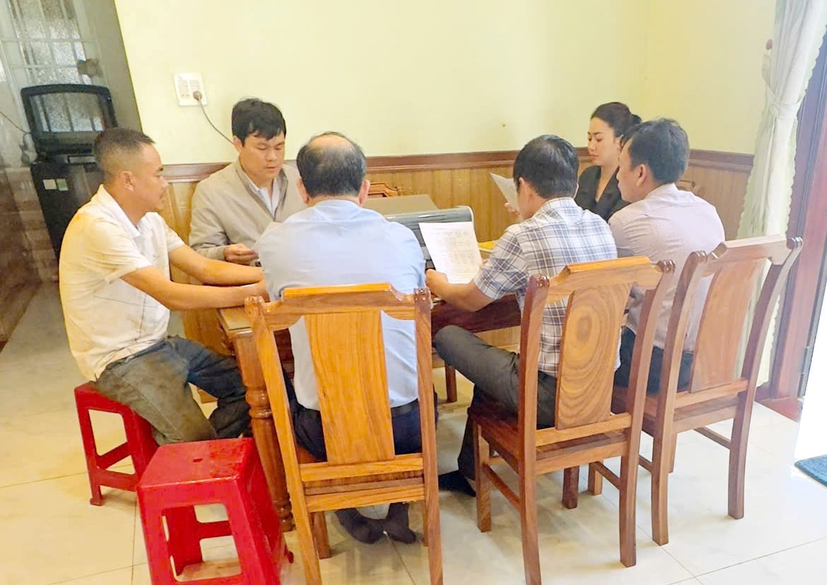 Co quan chuc nang lam viec voi cac ben lien quan trong vu hon 5,5 ha ca phe bi rung la, rung trai. Anh: Lam Hong